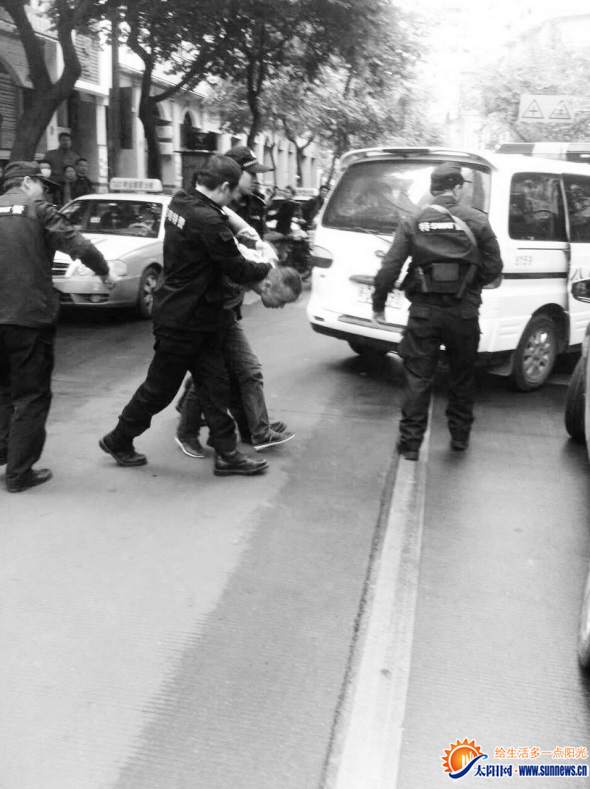 男子在加油站往身上泼汽油 特警逼停车辆将其抓获