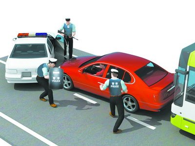 男子在加油站往身上泼汽油 特警逼停车辆将其抓获