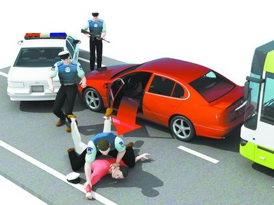 男子在加油站往身上泼汽油 特警逼停车辆将其抓获