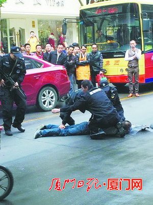 男子在加油站往身上泼汽油 特警逼停车辆将其抓获
