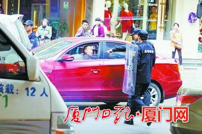 男子在加油站往身上泼汽油 特警逼停车辆将其抓获