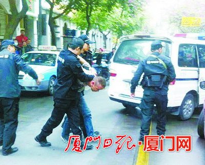 男子在加油站往身上泼汽油 特警逼停车辆将其抓获