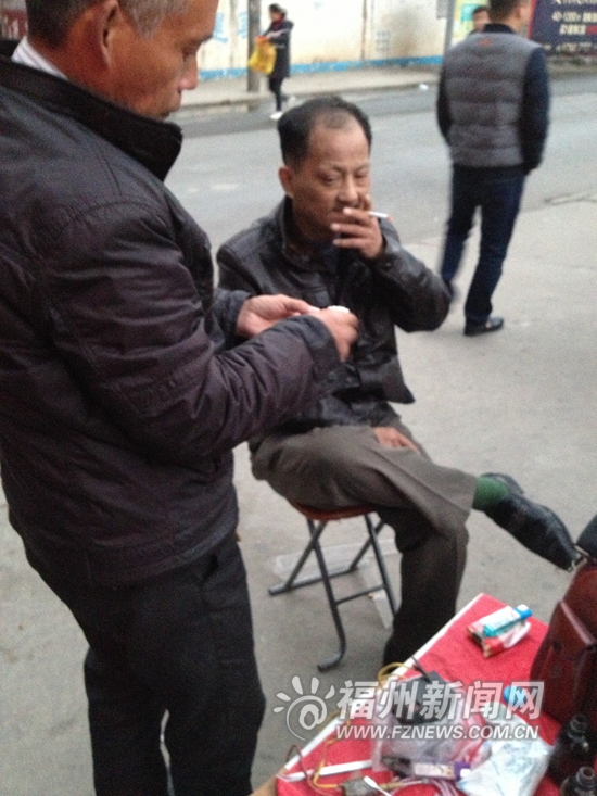 洋中路“牙摊”用有毒材料制假牙 只做老人生意