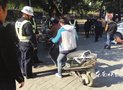 福州五城区禁超标电动车 警方设岗车主仍侥幸