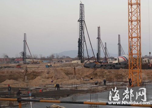 奥特莱斯工地打桩机压伤工人 工地拒绝民警和