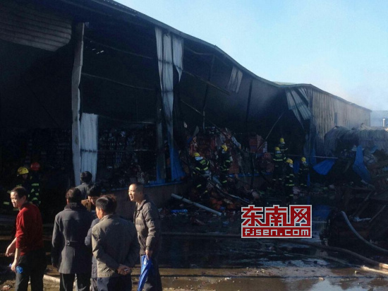 莆田仙游一红木家具厂大火致三厂连烧 损失达