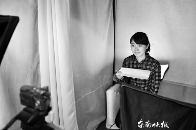 首批二代身份证到期 记者试验拍证件照秘籍