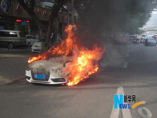 福州一奥迪轿车闹市自燃 女车主弃车逃生[1]- 中国在线