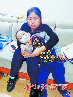 厦门:养子患白血病养父不离不弃 打零工为儿治