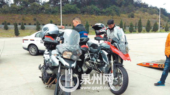 两男子为看油菜花骑宝马摩托狂飙 每辆价值30万