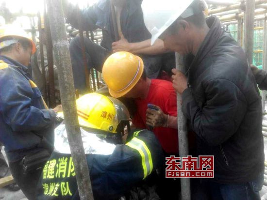 工人从两米高脚手架跌楼 钢筋刺穿“命根子”
