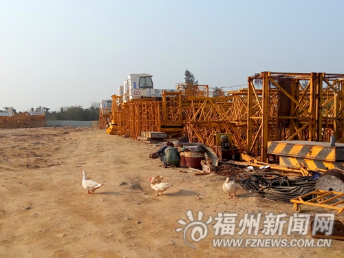 堆场占地到处是垃圾 乌龙江上游沙洲湿地遭侵蚀