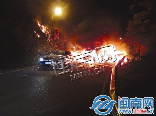 泉州清源山齐云路昨夜5车连撞起火 4车烧毁严重