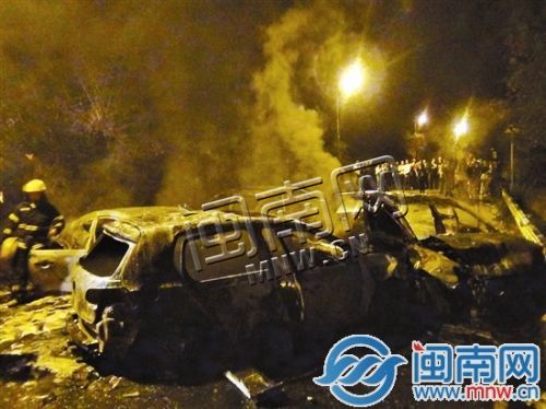 泉州清源山齐云路昨夜5车连撞起火 4车烧毁严重