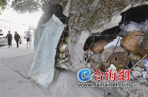 胡里山炮台一处假山损坏严重 破洞成为垃圾池