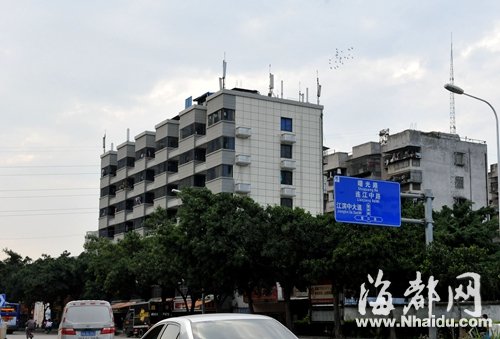 福州锦江新村楼顶冒出多个通信基站 住户担心有辐射