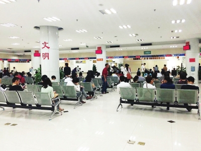 受楼市新政影响 福州市房地产交易中心现排队潮