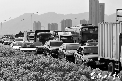 为挽回女友欲跳罗汉山隧道 堵瘫了三环累坏了救援人员