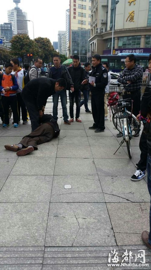 福州：好心扶老人反被抱住腿 原来是场美丽的误会