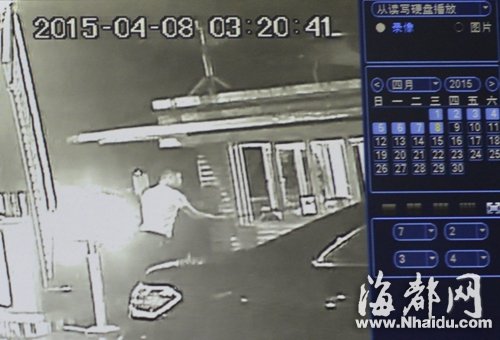 只因在门口被多问一句 福州奔驰男砸岗亭打保安