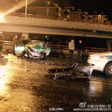 福州一出租车与小车相撞 出租车上两名乘客身亡