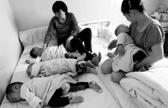 福州妈妈抱脑瘫四胞胎赴西安求医 已欠债50万