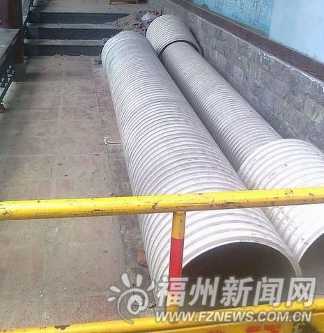 湖东路井大路交叉口污水仍在流