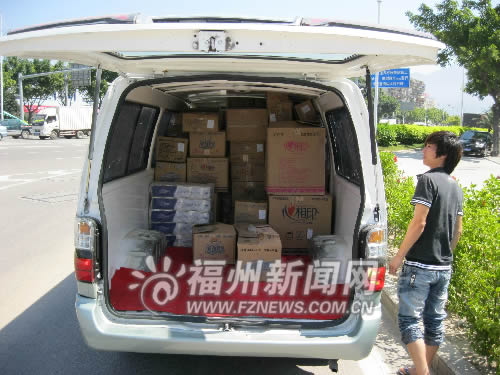 面包车拆掉座位变货车 警方两小时查处8辆改装