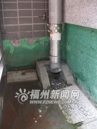 新房入住2月地板发黑腐烂 空调水管直通外墙墙