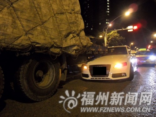 豪车钻进挂车底 保险公司电话打了近3小时才打