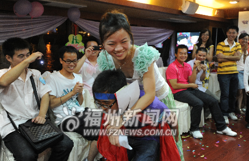 猪八戒背媳妇 60位单身男女在游轮上过七夕