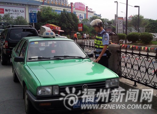 山寨出租车几可乱真 甚至装了车载卫星电话模