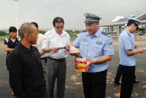 福州交警支队一大队在宏路高速路口宣传交通文