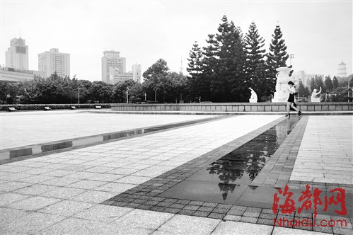 榕五一广场部分地面铺光面大理石 不少市民滑