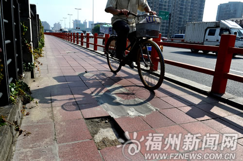 尤溪洲大桥非机动车道瓷砖破损严重 现多个大