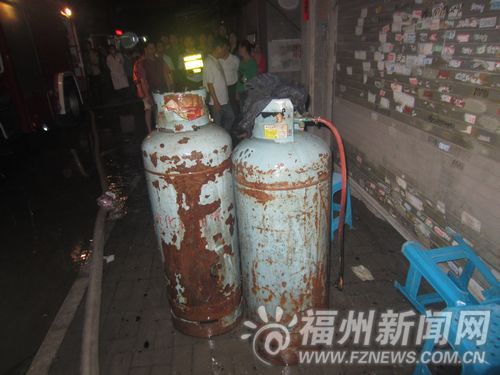 台江区小吃店厨房凌晨失火 民房内居民们正熟