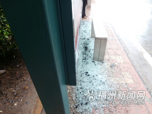 公交车站广告牌玻璃被砸碎 场站维护公司很无