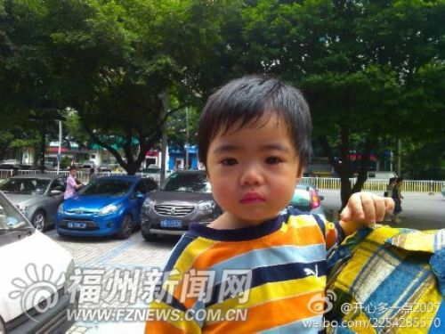 小孩超市外走失大哭不止 爱心妈妈微博帮寻家