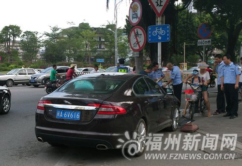 豪车撞坏护栏司机不知去向 车主始终不接听电