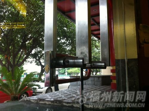 古田路白孔雀食府遭人打砸锁店 疑因租金起纠