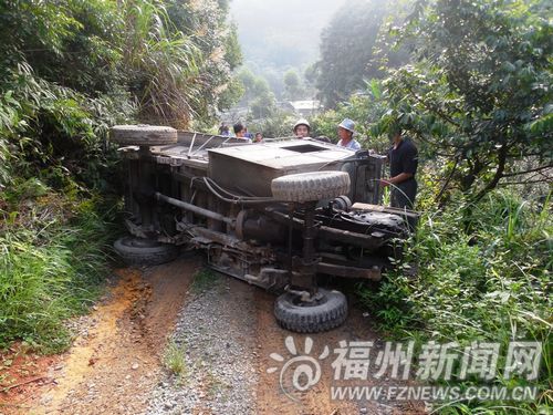 偏僻山道拖拉机突然侧翻 驾驶员被困驾驶室殒