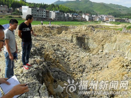 高岭土遭采挖农田很受伤 事发闽清与闽侯交界