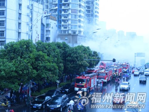 连江中路一汽车美容中心突发大火 市民裹被逃