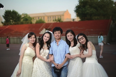 毕业励志大戏前女友齐穿婚纱陪他拍毕业照?