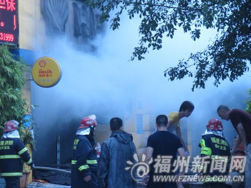 连江中路一汽车美容中心突发大火 市民裹被逃