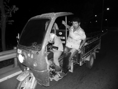 原标题:三轮摩托车上单脚站 一男耍杂技被教