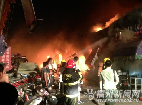 新亚太汽配城5日晚突发大火 一二十间店被火吞