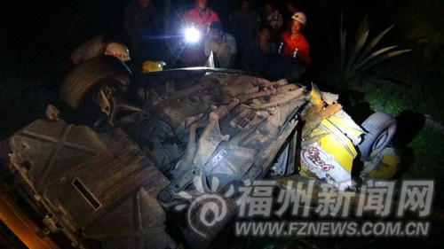 福清一辆出租车急转弯时失控冲出路面 致2死5
