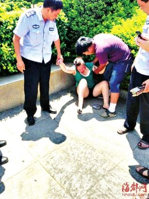 闽江公园女子跳江轻生 保安飞身将其救上岸(图