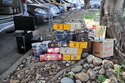 男子行窃老东家抱走监控主机 不料终端还有备